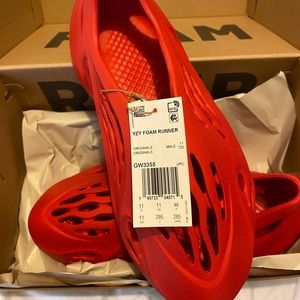 YEEZY FOAM RUNNERS SIZE 11